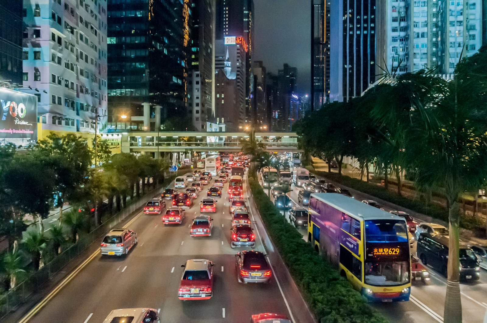 Victoria Harbour em Hong Kong com Mar da China azul